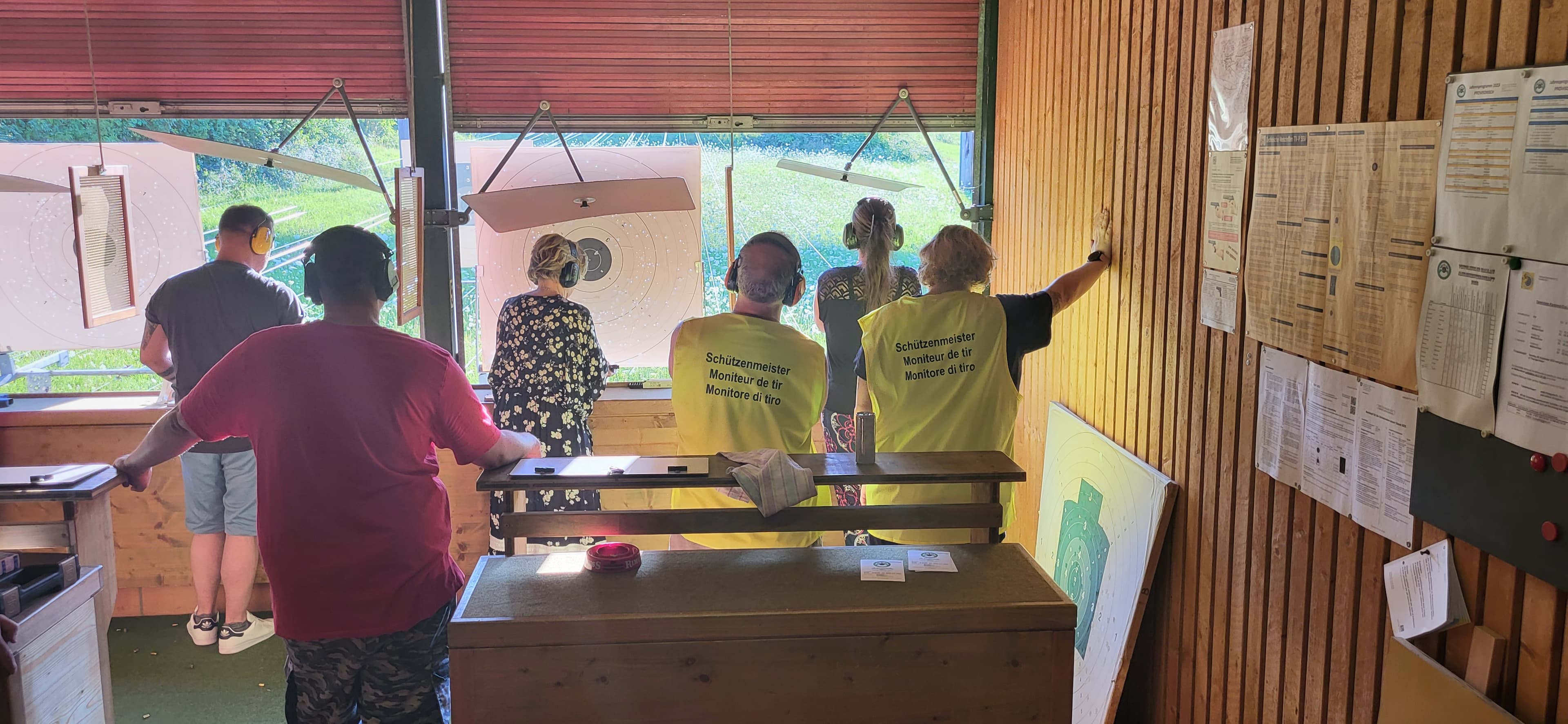 Obligatorisches im Pistolenclub Hallau: Die Schützenmeister(innen) schauen nach dem Rechten - der Anlass ist auch für Nichtmitglieder!